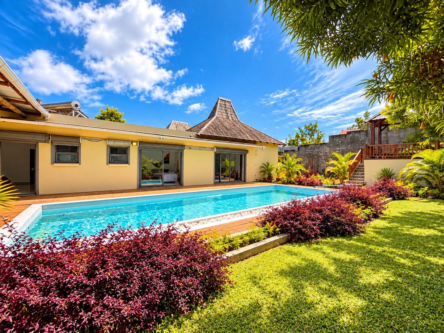 Villa de style balinais à rénover – 3 chambres en suite avec piscine à Pereybère